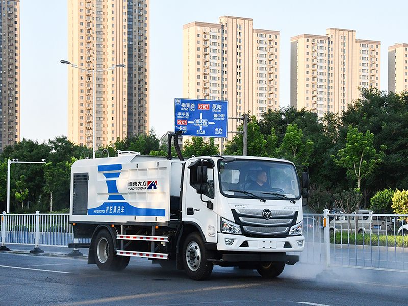 城市護欄清洗車施工作業